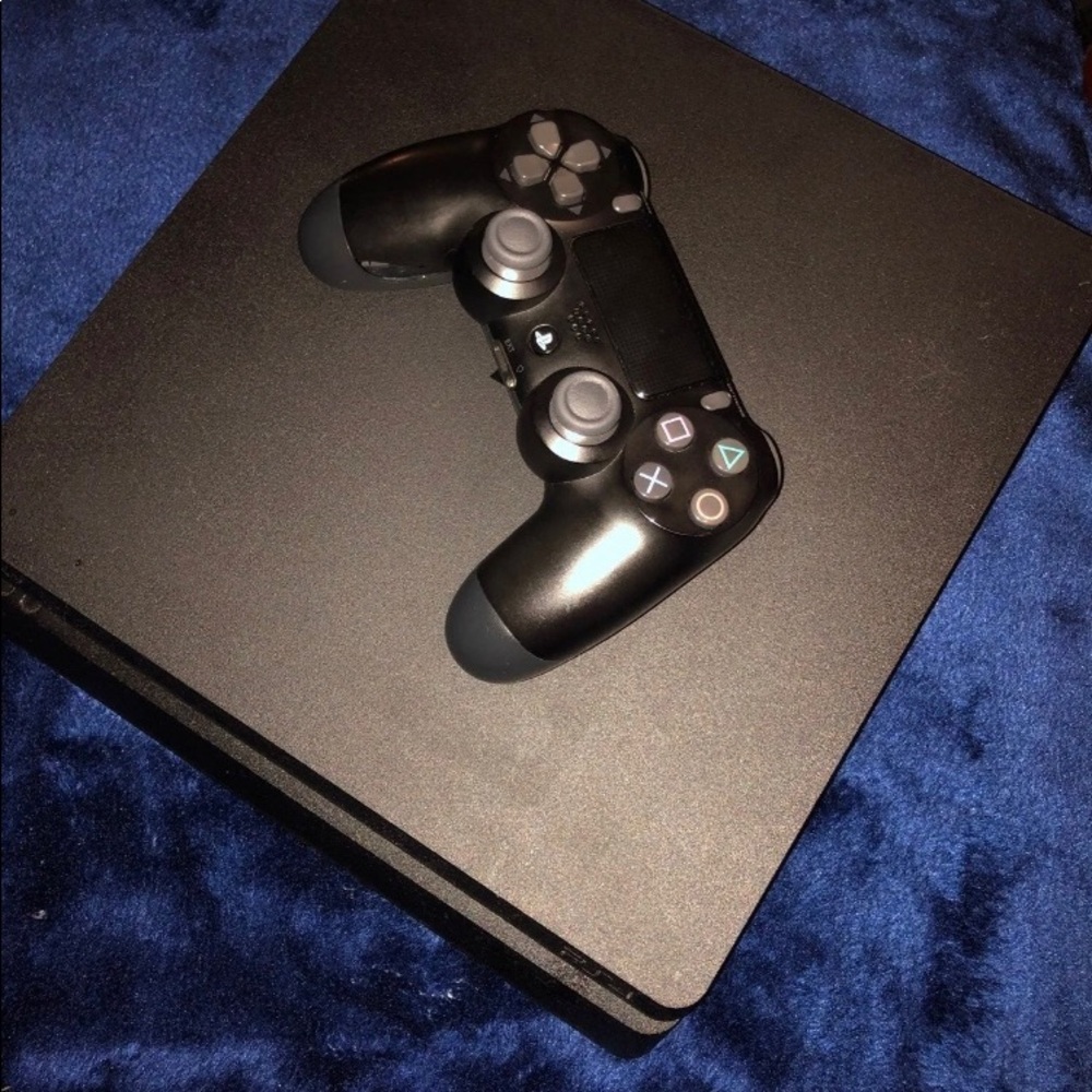 Ps4 console / remote ! - Picture 3 of 4